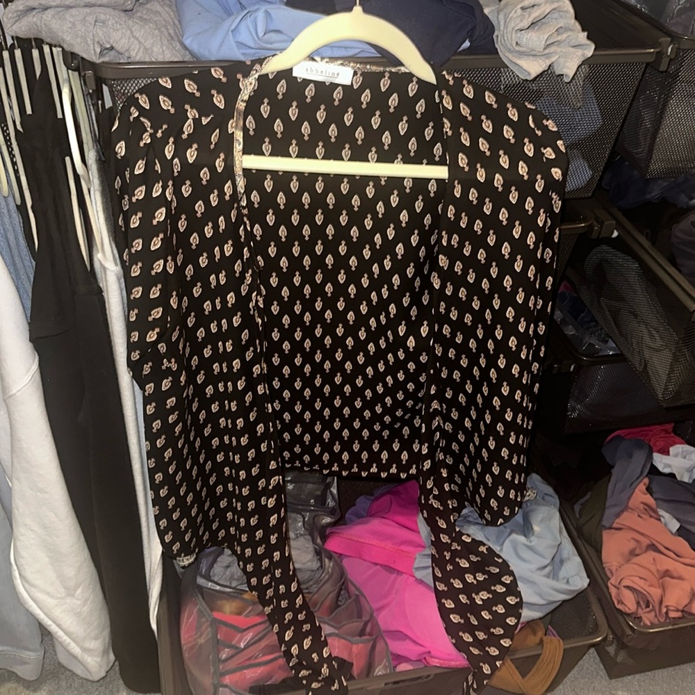 Top boutique find - print top black and gold